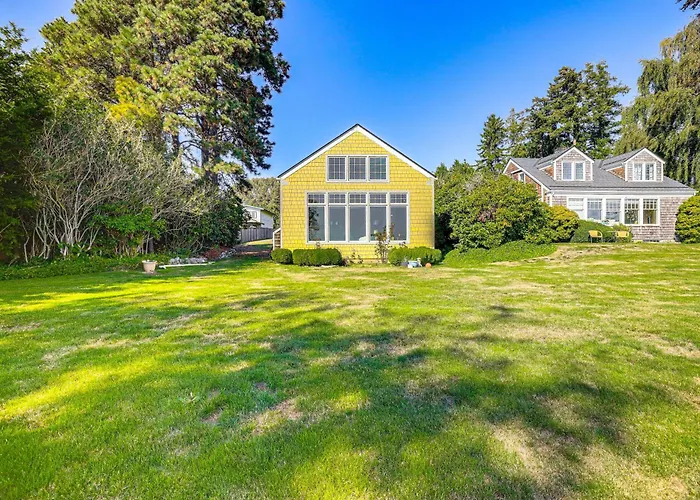 Waterfront Bellingham Bliss: Steps To Beach!