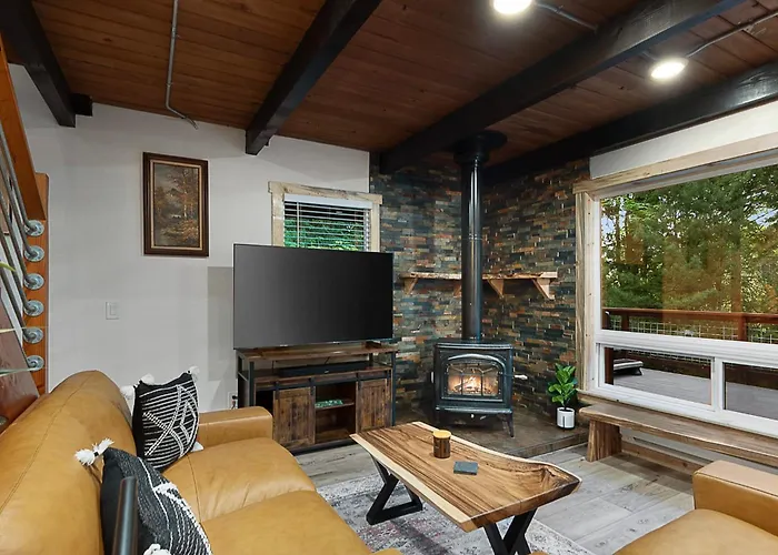 Bellingham A-Frame - Hot Tub - Fireplace - Firepit
